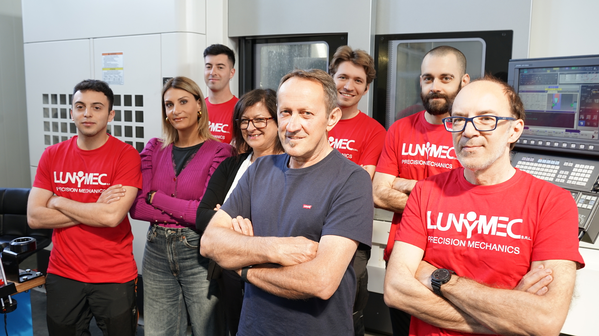 Il team Lunymec davanti ai macchinari CNC dell'officina in Lunigiana